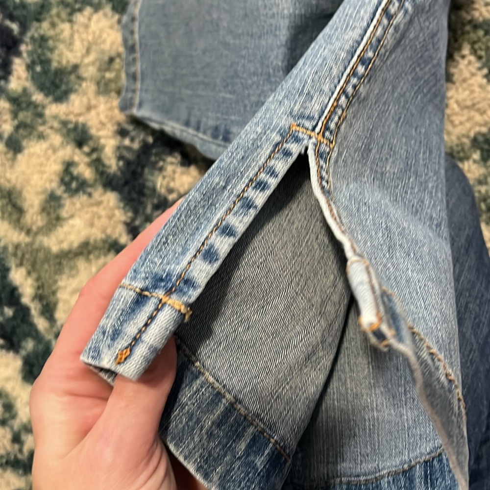 Woman’s Levi’s capris - Picture 5 of 6